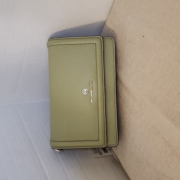 Michael Michael Kors Jet Set crossbody bag with gold-tone Hardware - Picture 2 of 8